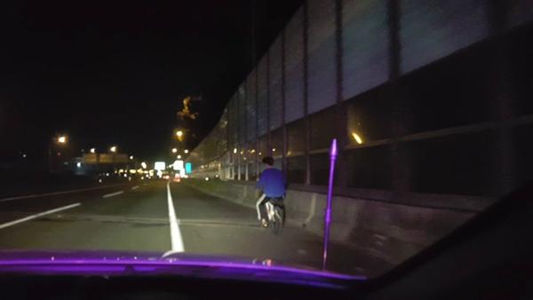 A 씨가 만취 상태로 고속도로에서 자전거 운행 하는 모습. 부산지방경찰청 제공